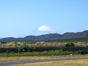 平塚しおかぜ広場から見た富士山