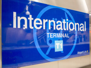 International Airport駅の駅名標