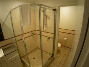 ホテルのシャワーブースとトイレ