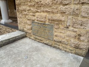 パース造幣局の建物の外壁に設置された説明が書かれた石板