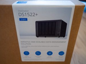 Synology DS1522+の箱