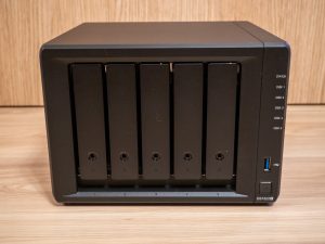 Synology DS1522+の正面