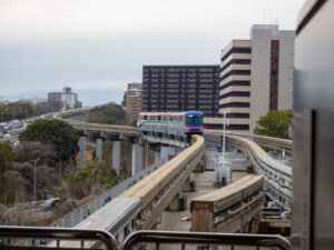 大阪モノレールの線路と車両